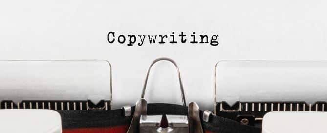 A imagem mostra uma folha saindo de uma maquina de escrever, nela está escrito "copywriting"