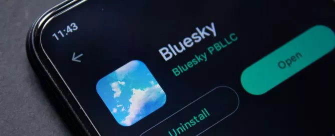 Imagem de um celular com o aplicativo Bluesky instalado.